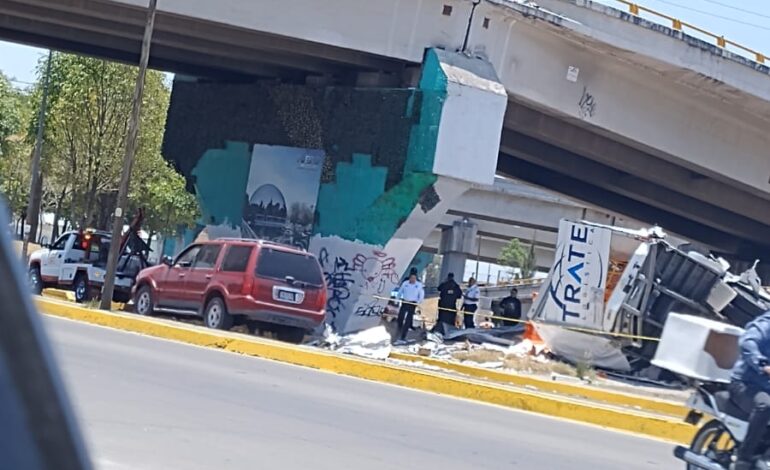 ¡Cae tráiler con pañales del Periférico… y desata la rapiña!