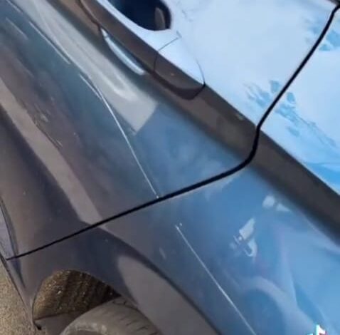 Automovilista raya vehículo por disputa en estacionamiento de Costco; guardias se deslindan