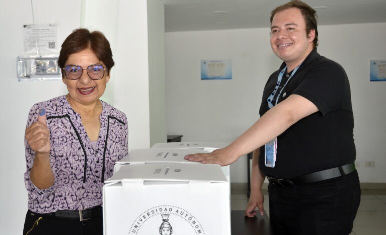 La Rectora Lilia Cedillo emitió su voto para la elección del nuevo Consejo Universitario