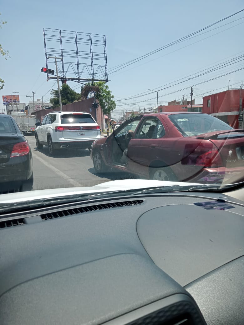Circula vehículo sin puertas ni retrovisores en la Antuñano; ciudadanos cuestionan eficacia del Operativo Centinela