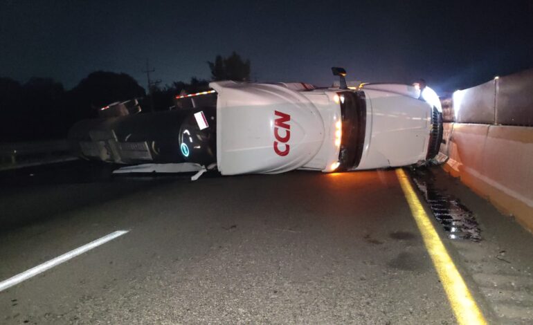 Colapsa la autopista México–Puebla por doble accidente: un tráiler volcado y un tractocamión incendiado