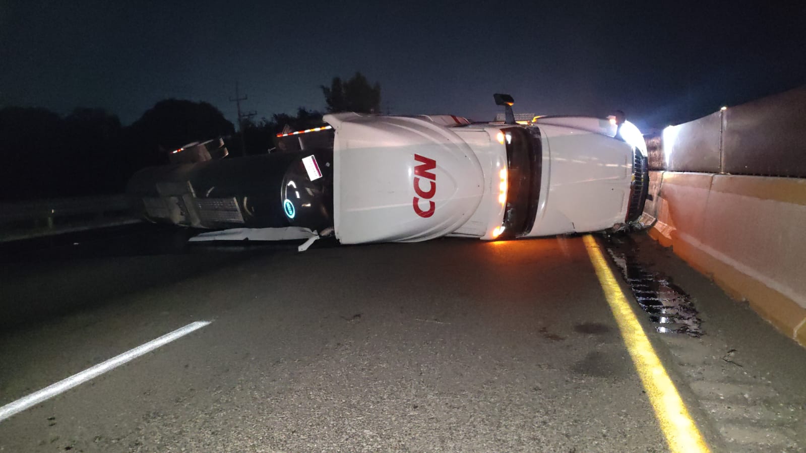 Colapsa la autopista México–Puebla por doble accidente: un tráiler volcado y un tractocamión incendiado