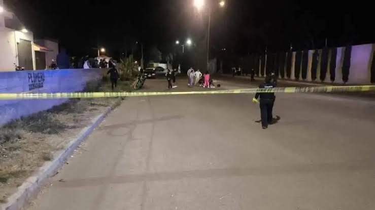 Sicarios atacan a balazos a “El Cuachil” en negocio de micheladas en Bosques de San Sebastián; investigan posible vínculo con ejecución de pareja en Miguel Hidalgo