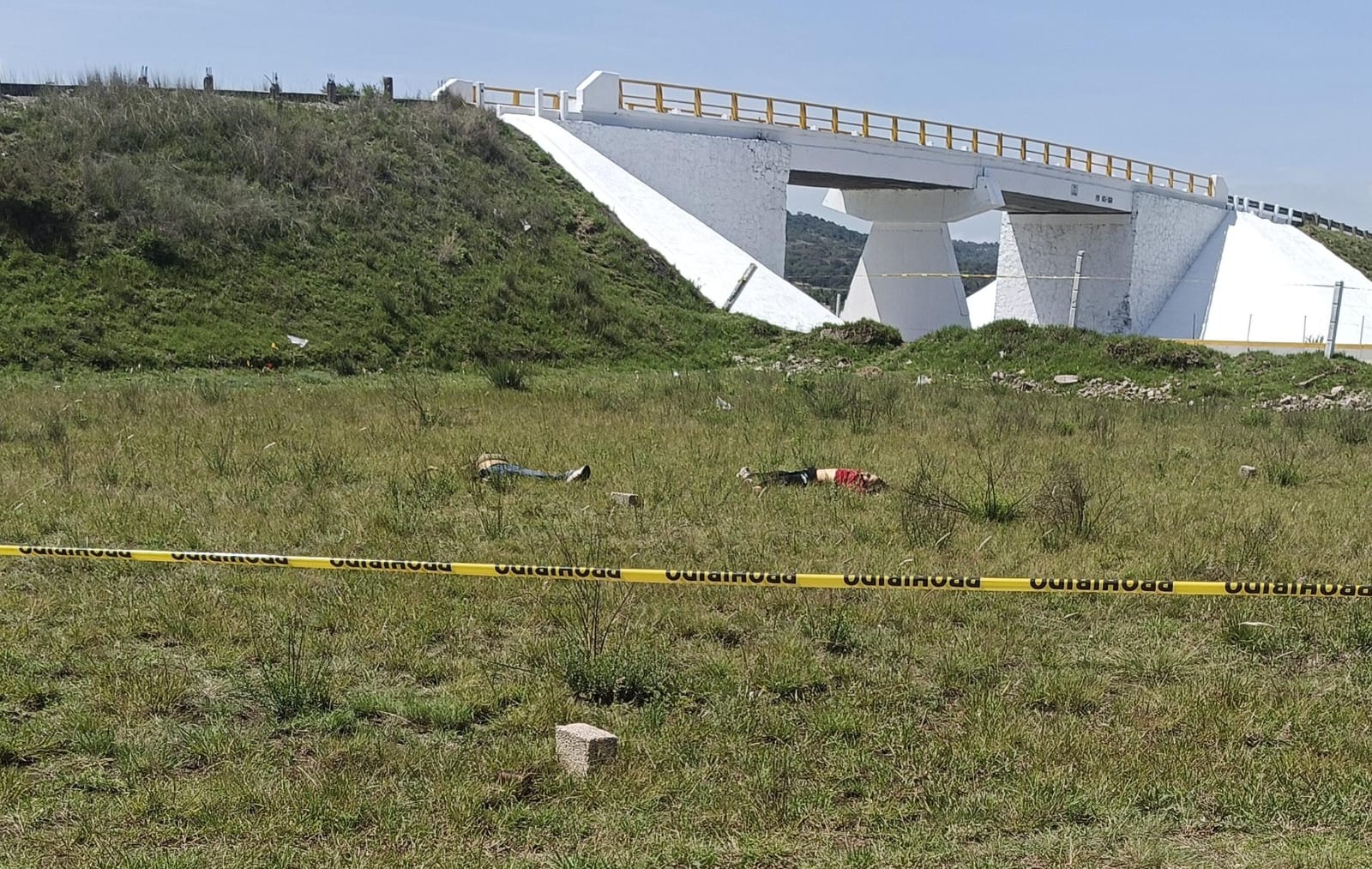 Hallan a pareja asesinada con huellas de violencia en la autopista Puebla-Orizaba
