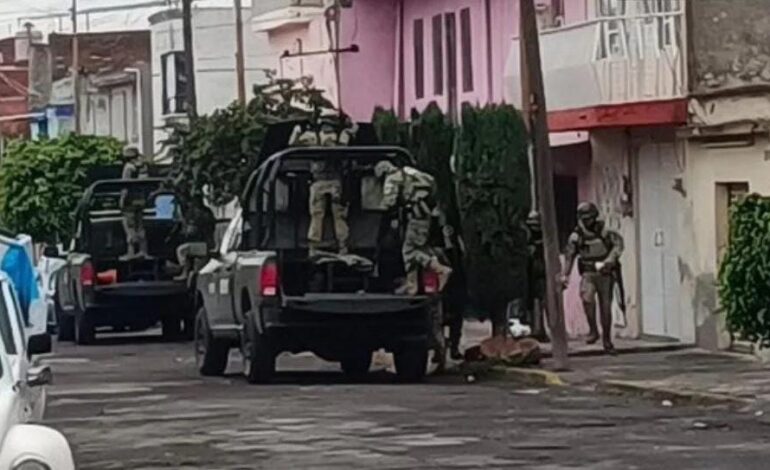Ejecutan a presunto cobrador de piso y dejan narcomensaje en el Mercado Hidalgo
