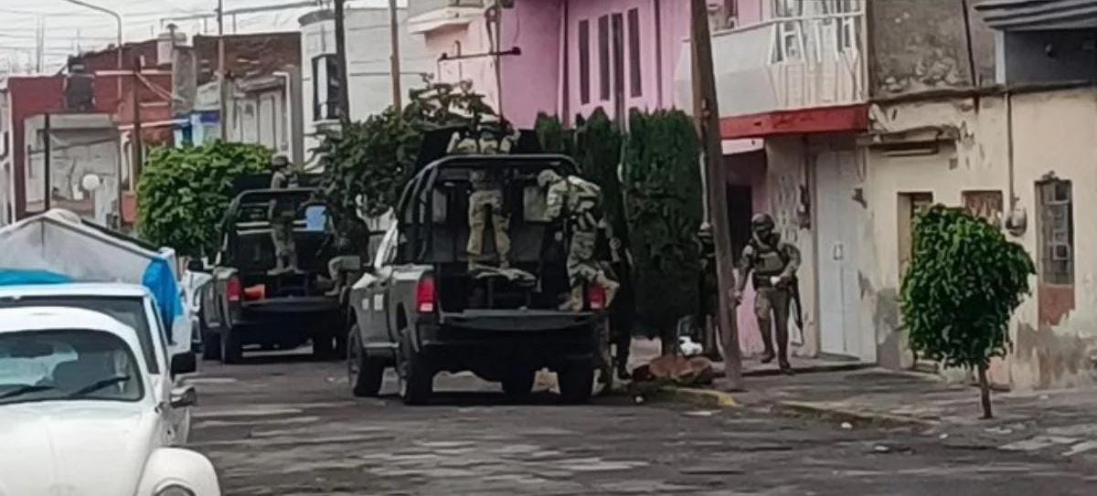 Ejecutan a presunto cobrador de piso y dejan narcomensaje en el Mercado Hidalgo
