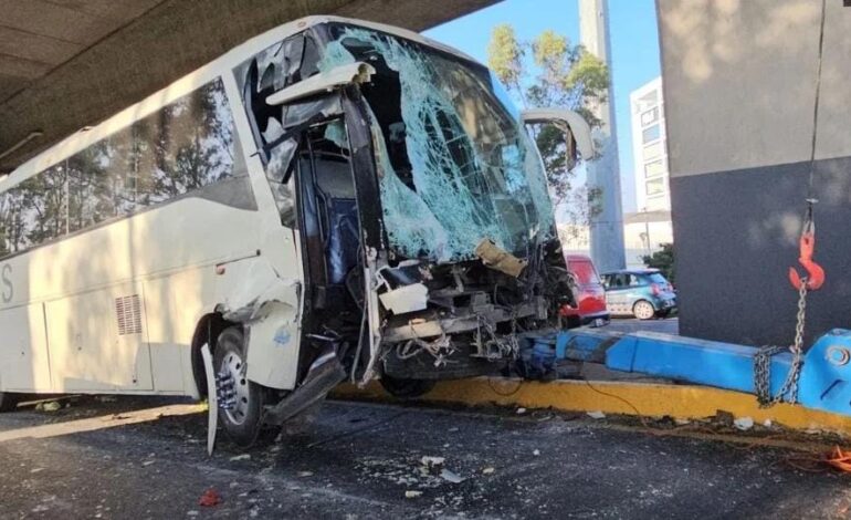 Autobús se estrella contra pilar del segundo piso en la México–Puebla; hay varios lesionados