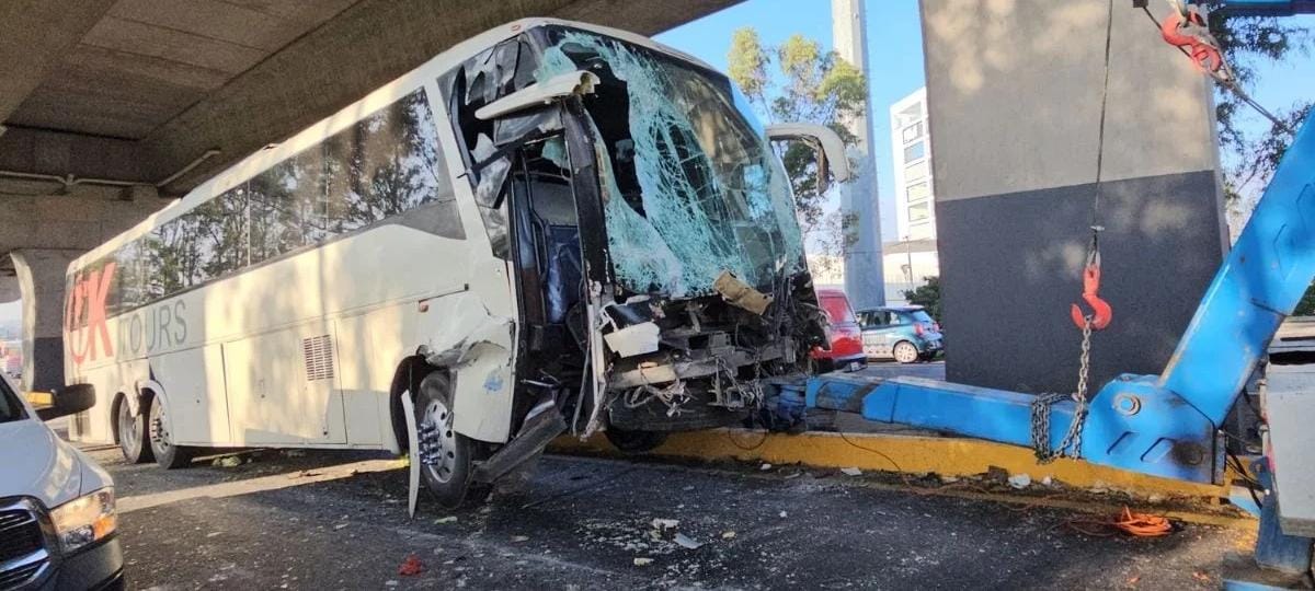 Autobús se estrella contra pilar del segundo piso en la México–Puebla; hay varios lesionados