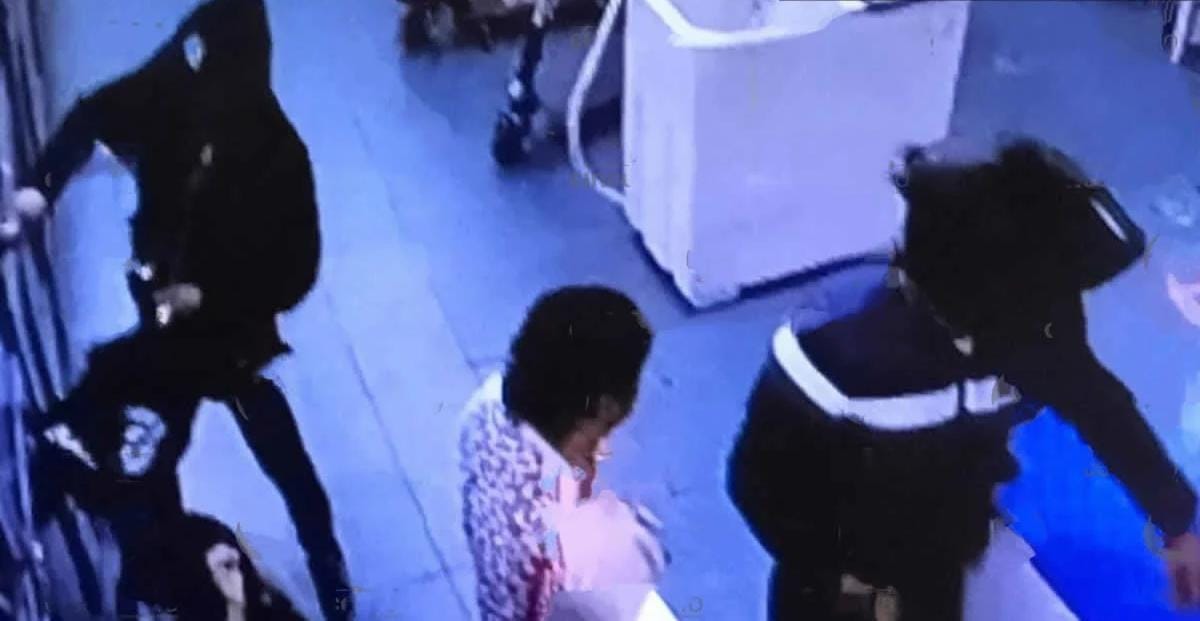 Asalto relámpago en casa de empeño de Clavijero: se llevan 100 mil pesos en mercancía