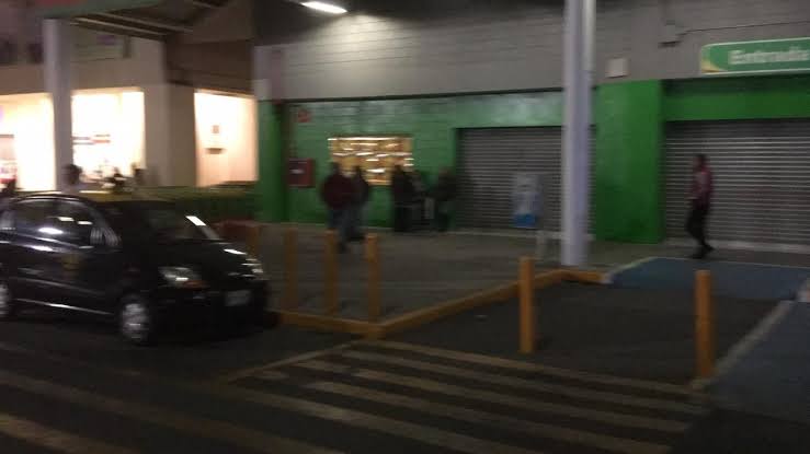 ¡Noche de terror en el sur de Puebla! Asaltan Bodega Aurrera de Bulevar Carmelitas a punta de pistola