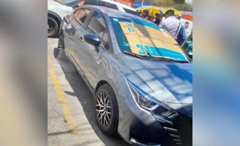 Se le para el corazón y muere dentro de su vehículo en el mercado La Acocota