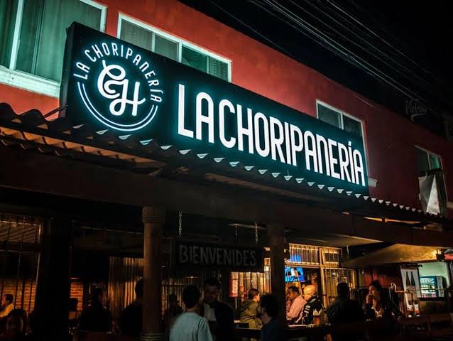 Terror en La Paz: sicarios asaltan La Choripanería y encierran a empleados en el baño