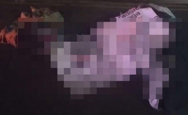 Hallan dos cuerpos emplayados con narcomensaje en el corazón del Centro Histórico