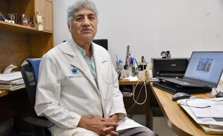 Investigador del ICUAP estudia bacteria capaz de descomponer PET