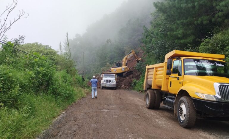 Intervienen carretera en Naupan bloqueada por derrumbe
