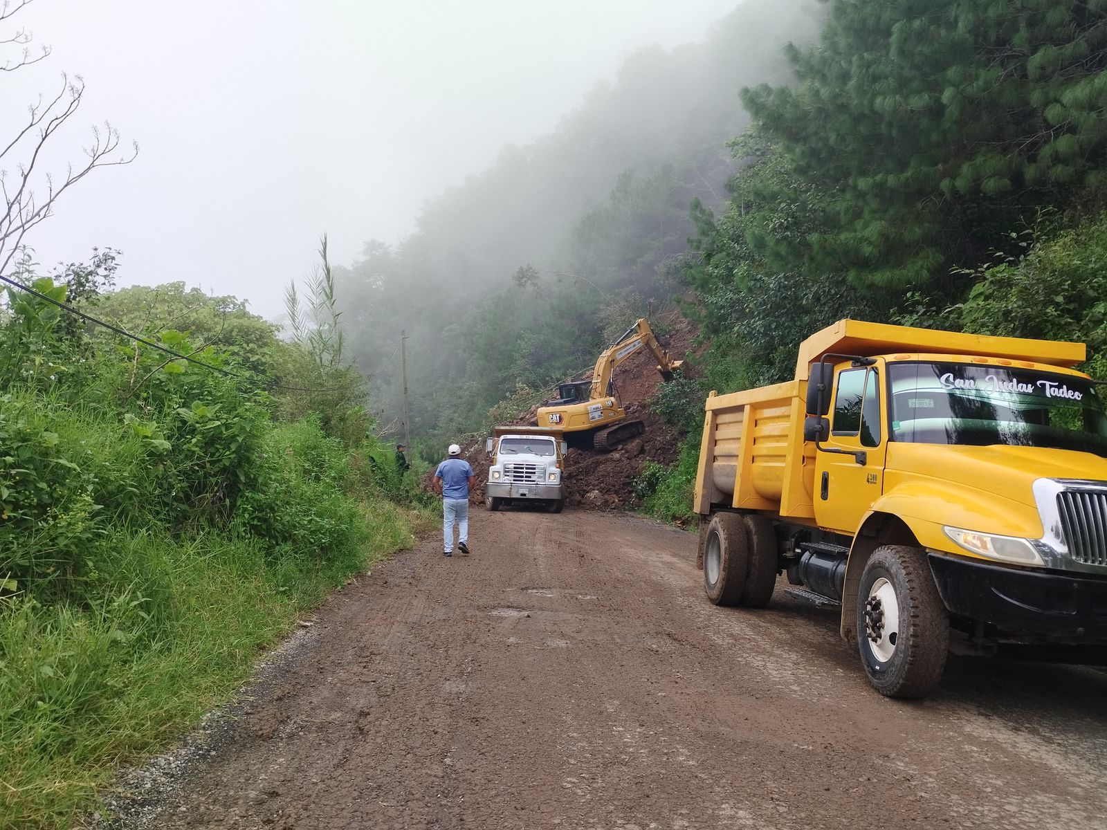 Intervienen carretera en Naupan bloqueada por derrumbe