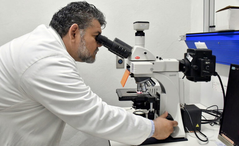 Investigador de la Facultad de Ciencias Biológicas desarrolla biosensores para detectar bacterias patógenas y toxinas