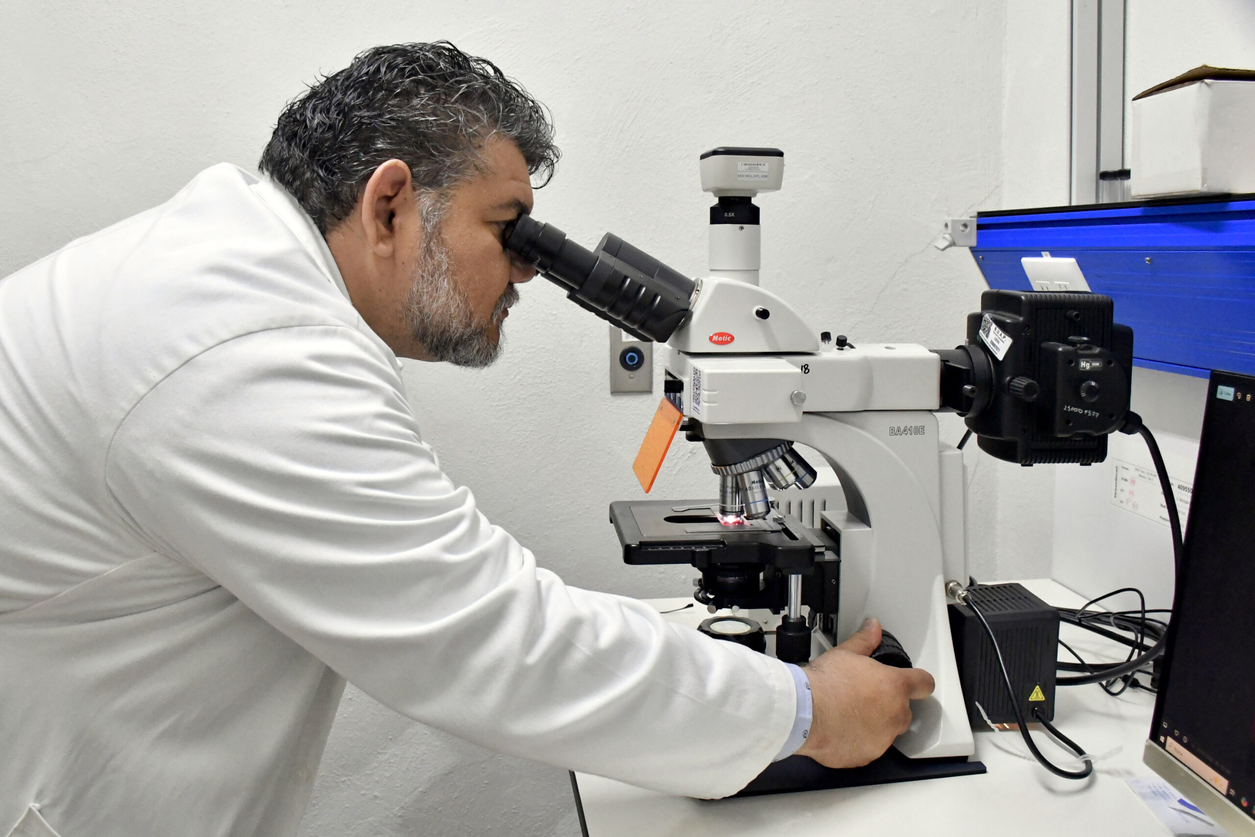 Investigador de la Facultad de Ciencias Biológicas desarrolla biosensores para detectar bacterias patógenas y toxinas