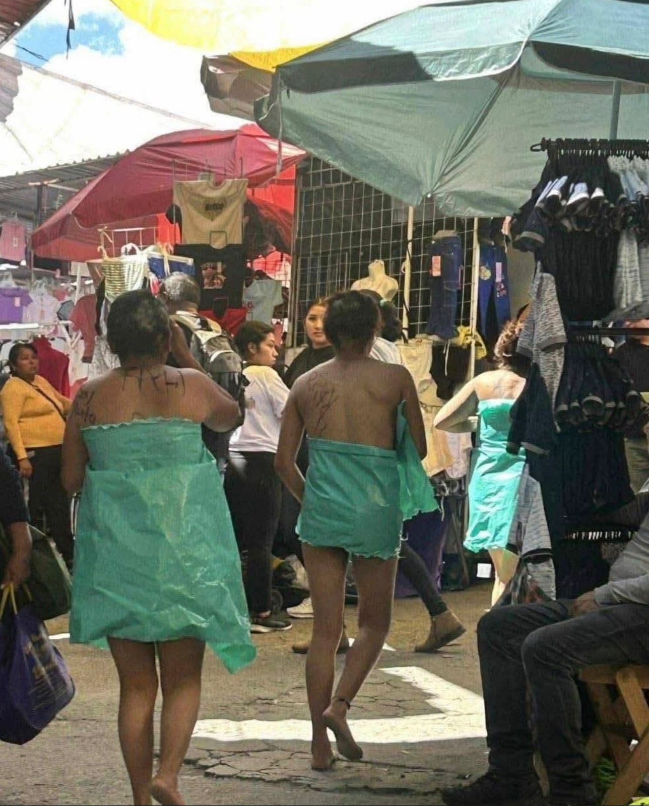 Comerciantes «encueran» a tres mujeres acusadas de robo en Texmelucan