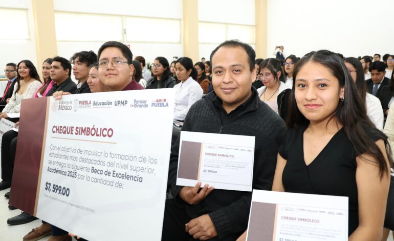 Otorga SEP más de 1 millón 124 mil pesos en becas para universitarios