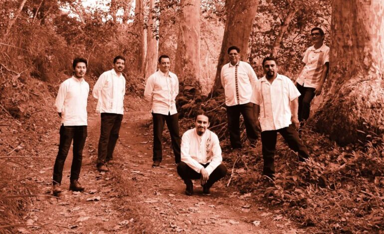 Los Hijos de la Montaña llevan al público poblano su música tradicional