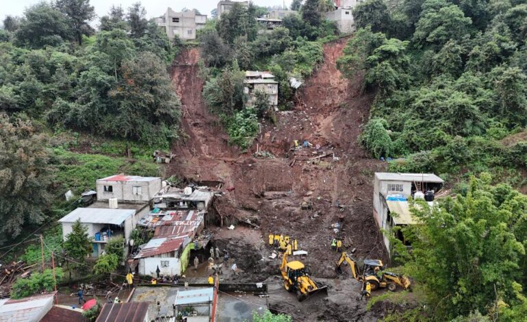Módulos de maquinaria rehabilitan carreteras y caminos en la Sierra Norte