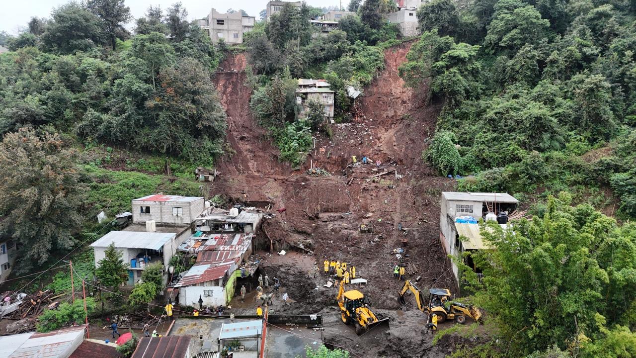 Módulos de maquinaria rehabilitan carreteras y caminos en la Sierra Norte