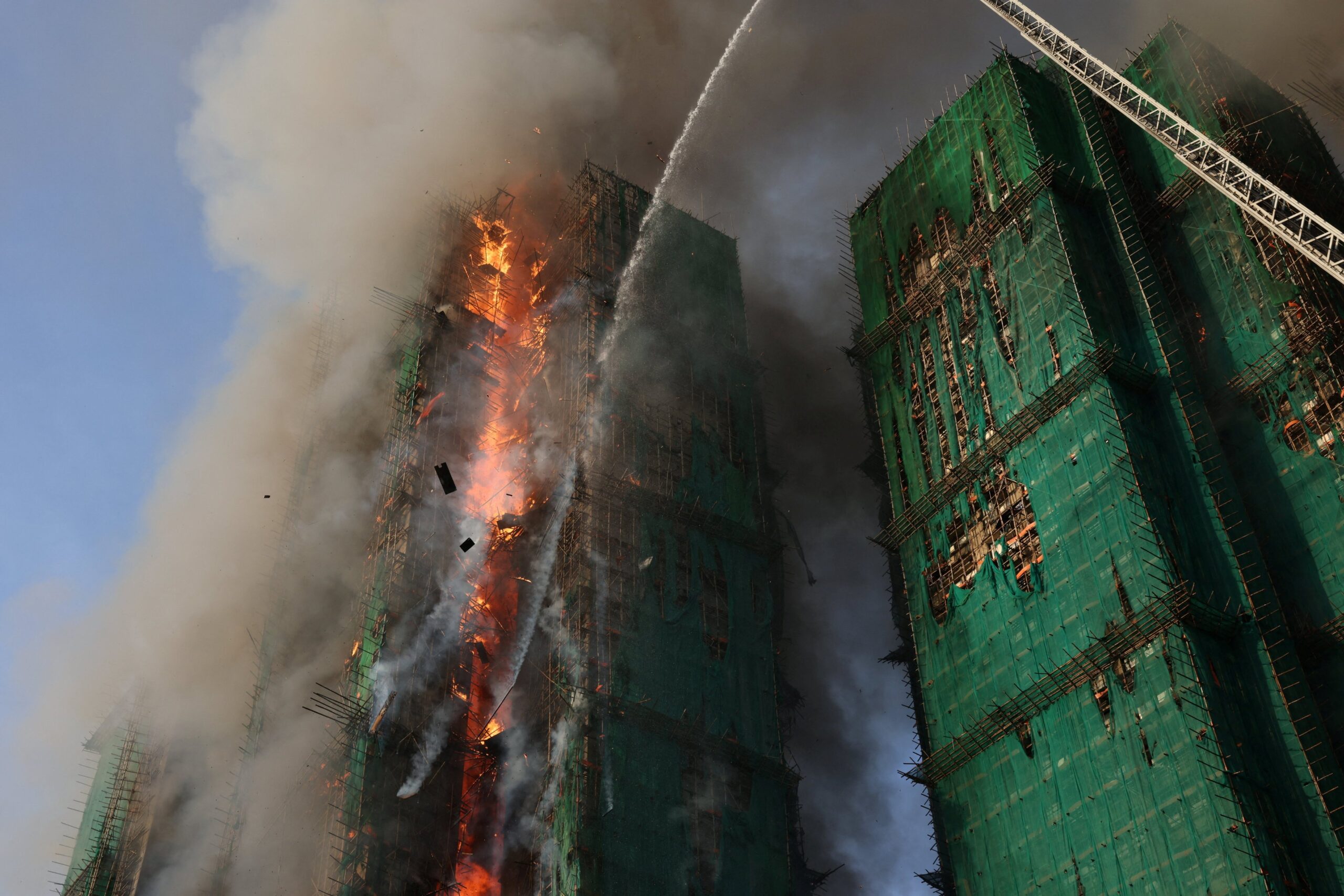 Devastador incendio arrasa un complejo residencial en Hong Kong: 36 muertos y numerosos desaparecidos