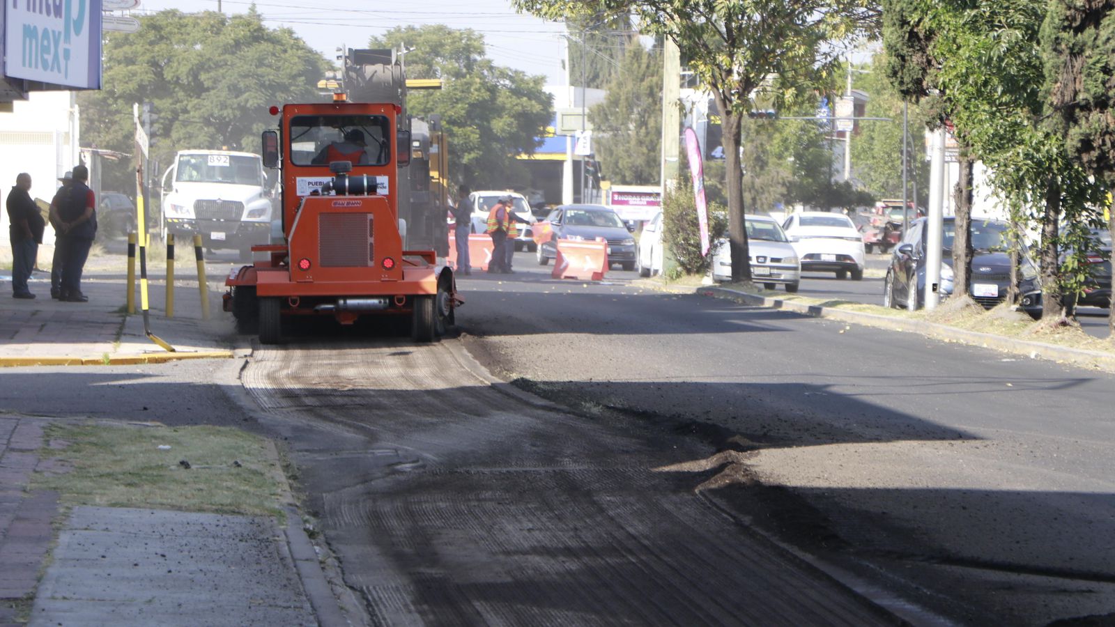 Reconstruye gobierno estatal 37 vialidades prioritarias en Puebla capital