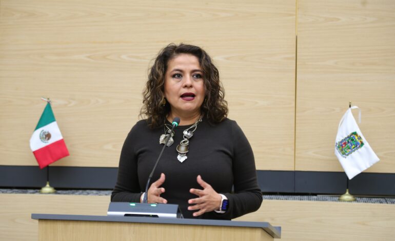 Azucena Rosas propone estacionamiento gratuito en centros comerciales durante las primeras horas