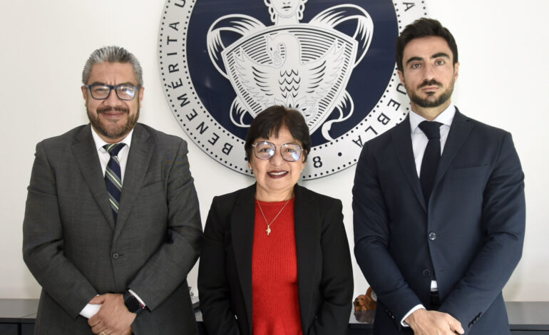 Rectora Lilia Cedillo toma protesta a nuevos funcionarios de la BUAP.