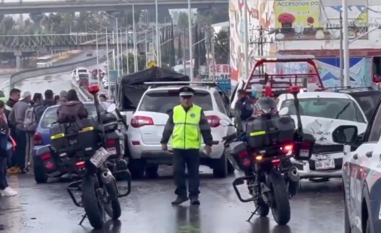 Carambola en el puente de la Central de Abastos provoca pesada carga vehicular