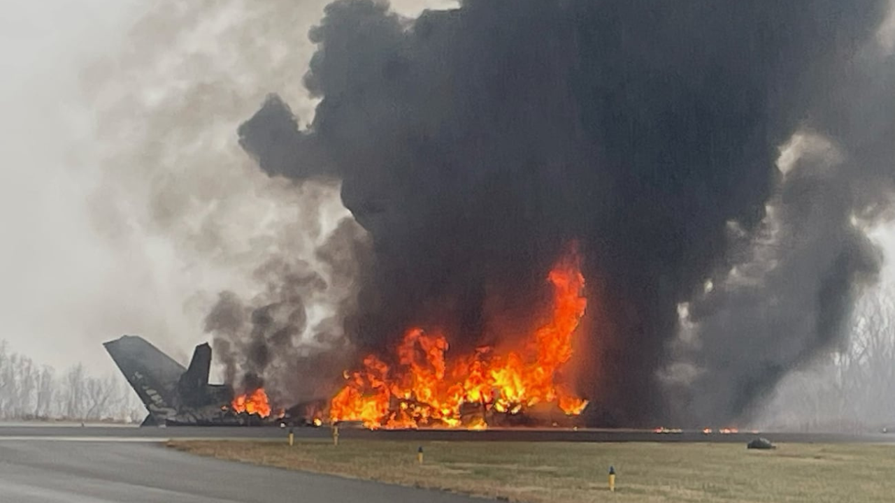 Un avión comercial se estrelló en un aeropuerto de Carolina del Norte; se reportan múltiples fallecidos