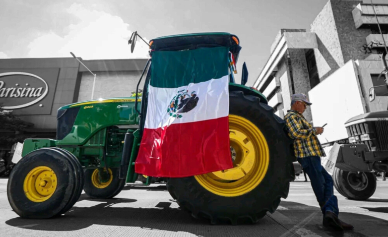 Campesinos protestan a las afueras de la cámara de diputados con tractores.