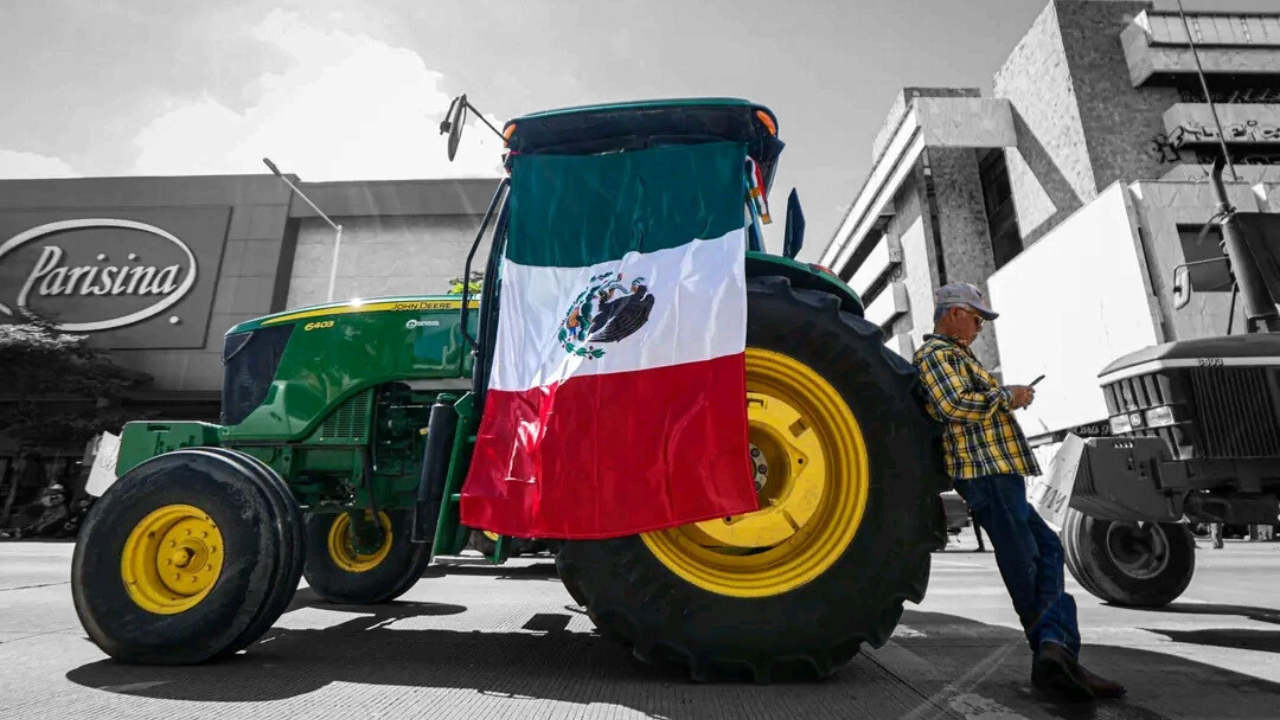 Campesinos protestan a las afueras de la cámara de diputados con tractores.