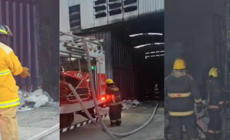 Un fuerte incendio consumió una bodega de plásticos en Totimehuacan