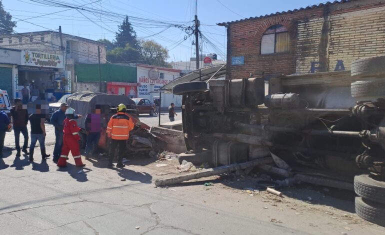 Una pipa de agua se volcó en San Pablo Xochimehuacan, Puebla