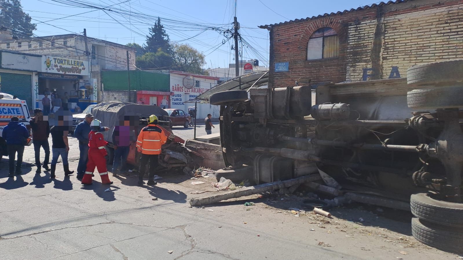 Una pipa de agua se volcó en San Pablo Xochimehuacan, Puebla