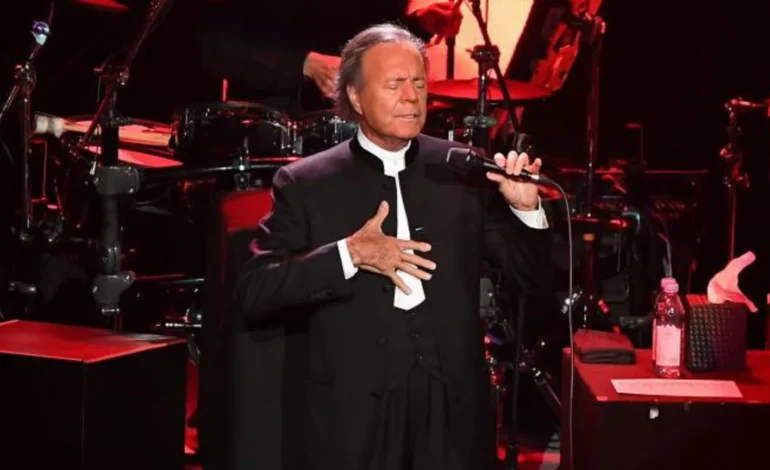 El cantante español Julio Iglesias ha sido denunciado por dos ex empleadas por agresión sexual