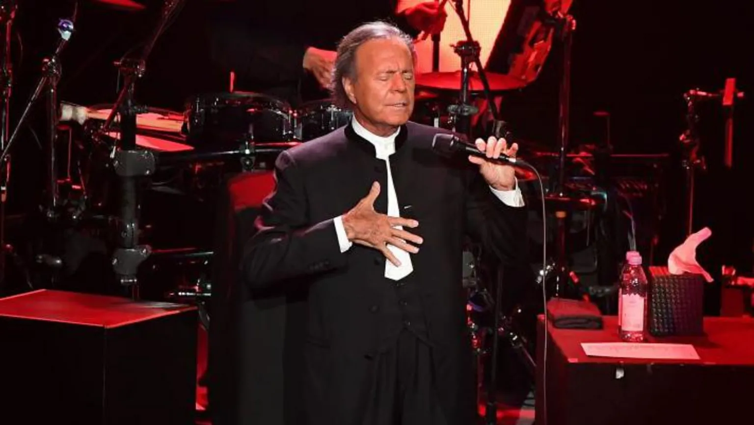 El cantante español Julio Iglesias ha sido denunciado por dos ex empleadas por agresión sexual