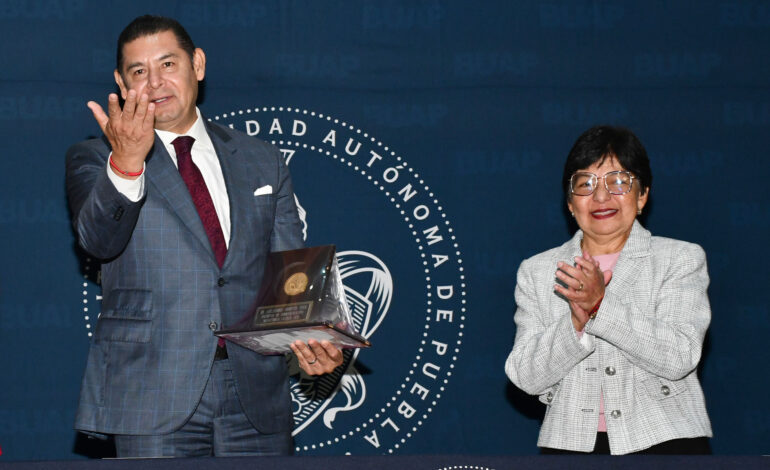 BUAP reconoce como exalumno destacado al gobernador Alejandro Armenta