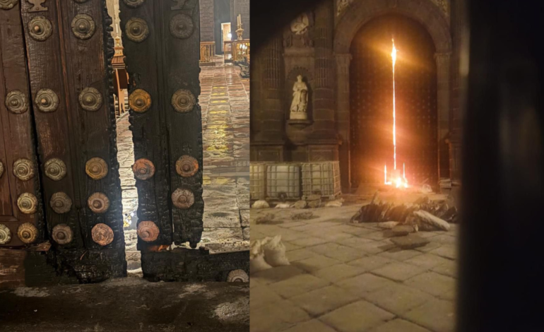 Sujetos prenden fuego a portón de la Catedral de Puebla esta madrugada