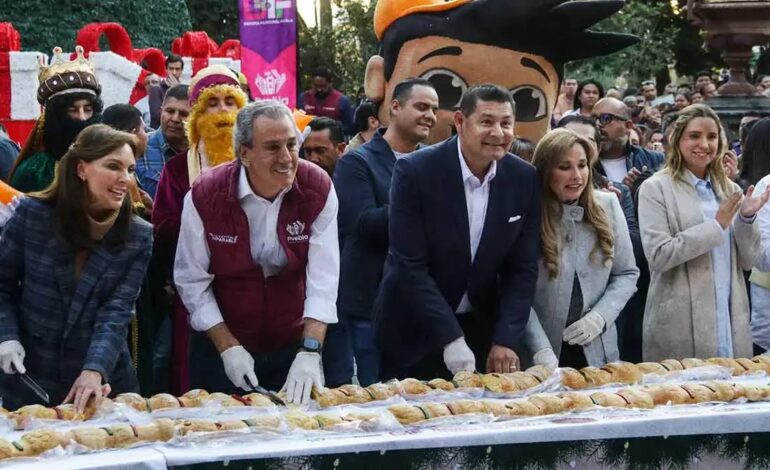 Puebla hace historia con la Rosca de Reyes más grande del mundo