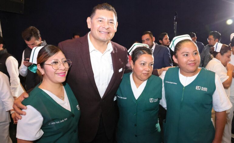 Amar a Puebla es servirla, como lo hacen las y los enfermeros: Armenta