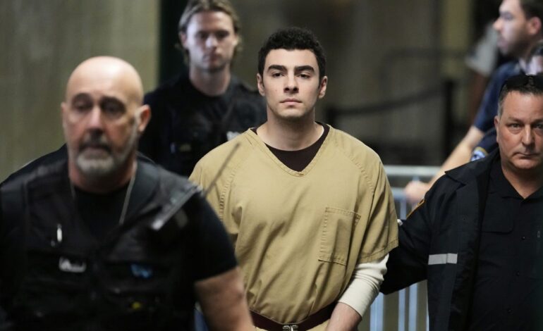 Jueza desestima los cargos de asesinato y portación de armas contra Luigi Mangione, acusado del homicidio del CEO de UnitedHealthcare