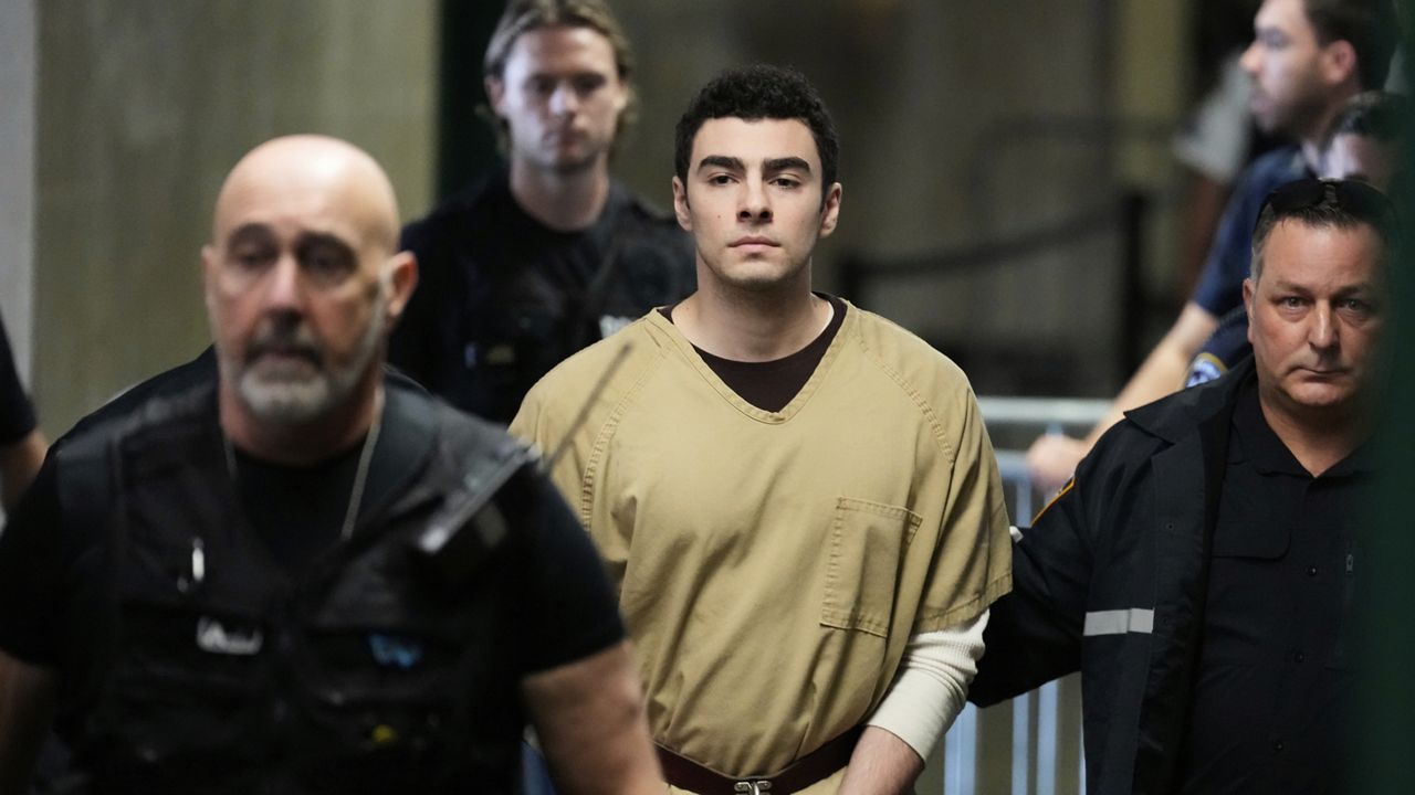 Jueza desestima los cargos de asesinato y portación de armas contra Luigi Mangione, acusado del homicidio del CEO de UnitedHealthcare