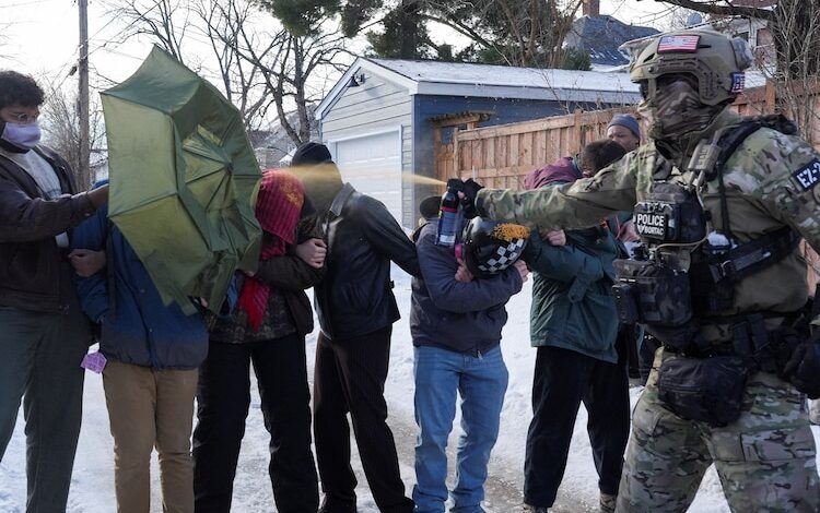 Agente de inmigración mata a una mujer en Minneapolis; presuntamente intentó atropellar a agentes de ICE durante operativo