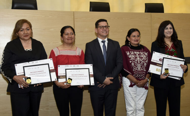 Académica de la BUAP recibe Medalla al Mérito Mujer Indígena
