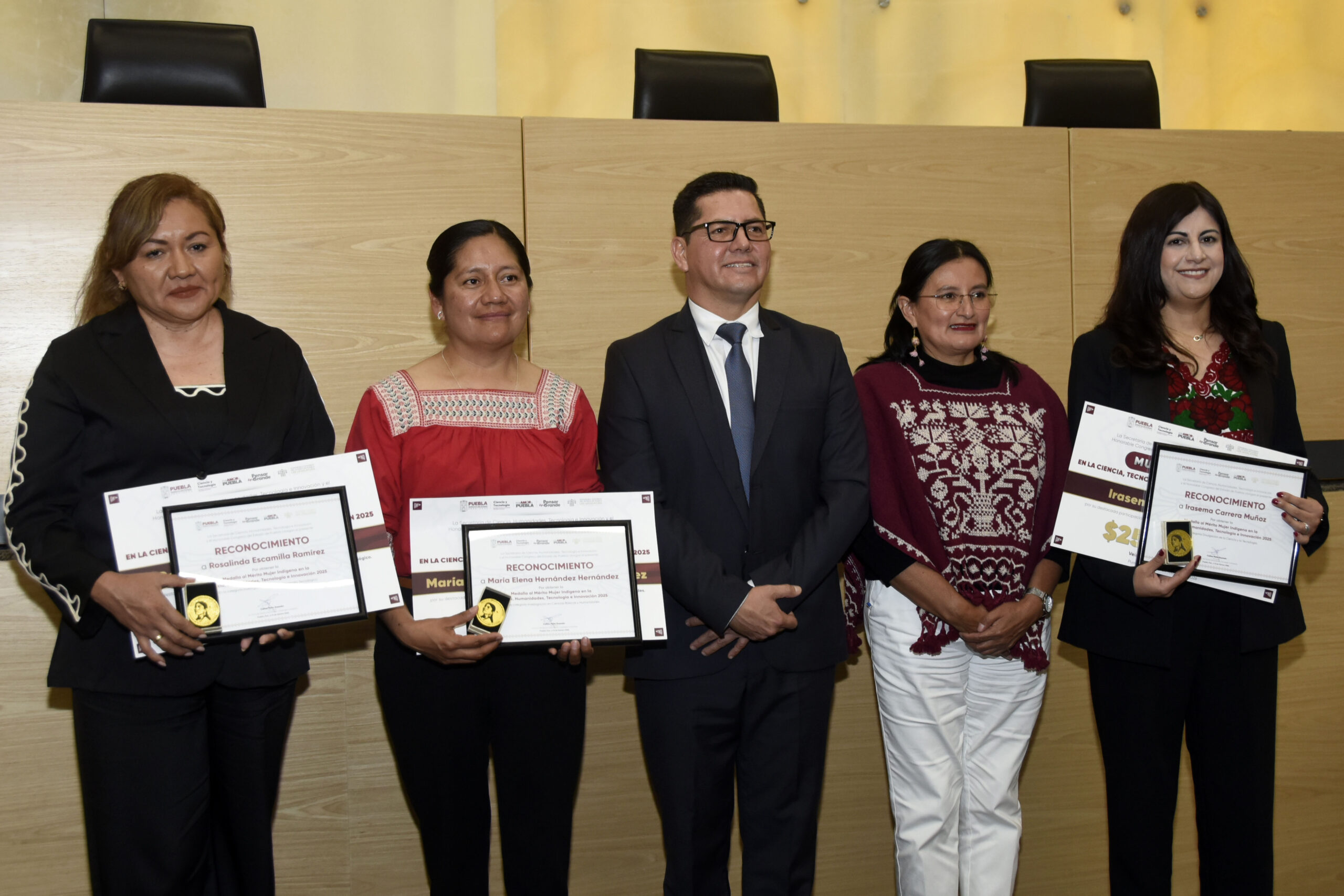 Académica de la BUAP recibe Medalla al Mérito Mujer Indígena
