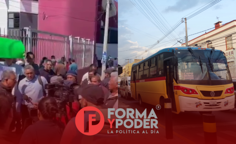Transportistas de Puebla protestan contra operativos que sancionan a unidades que no realizaron la revista vehicular